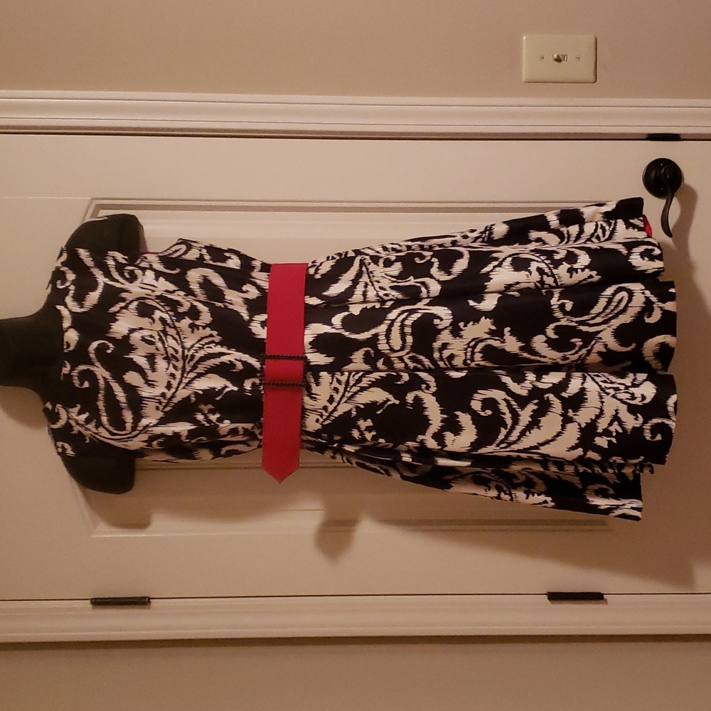 Blk,white, red sleeveless dress